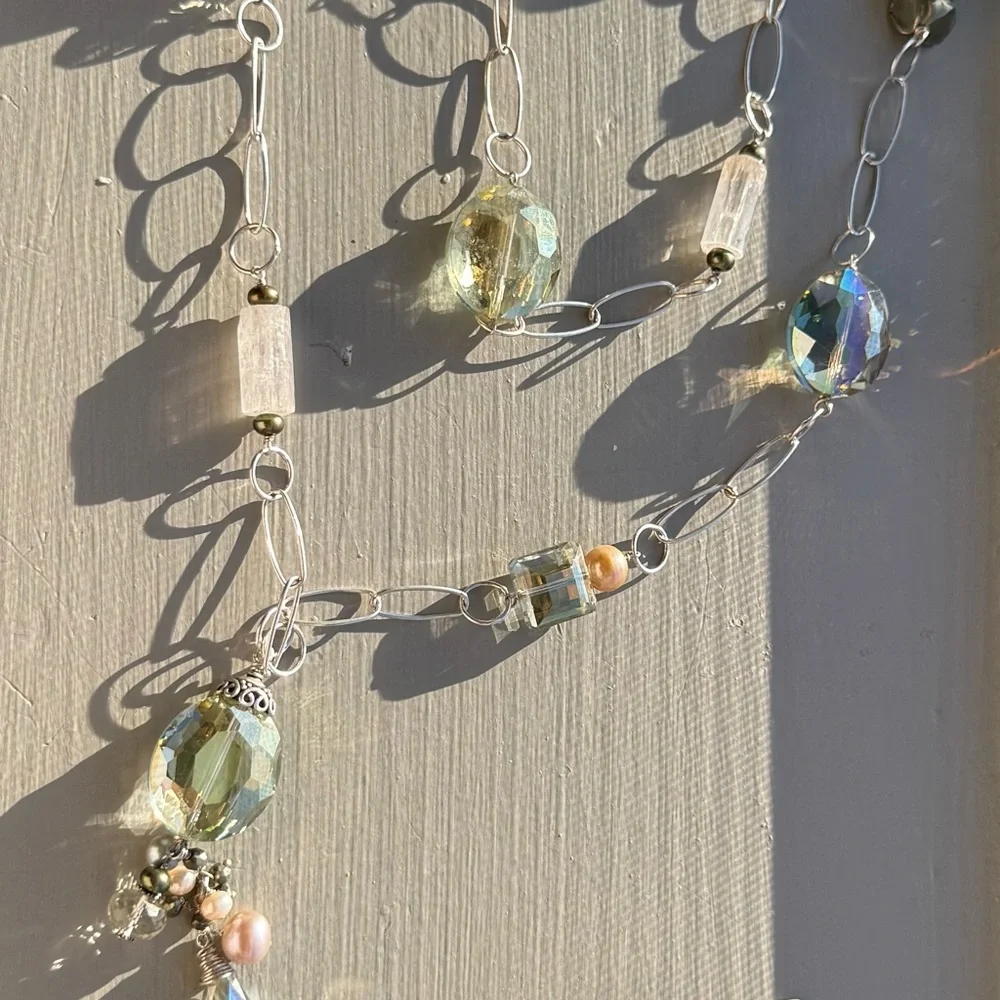 Elegant Crystal and Pearl Necklace - Picture 3 of 3